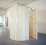 Rundes Blaues Glas, 1992, (Holz, Lack, Silikon, Pigment, Glas), 20 x 1,80 cm 